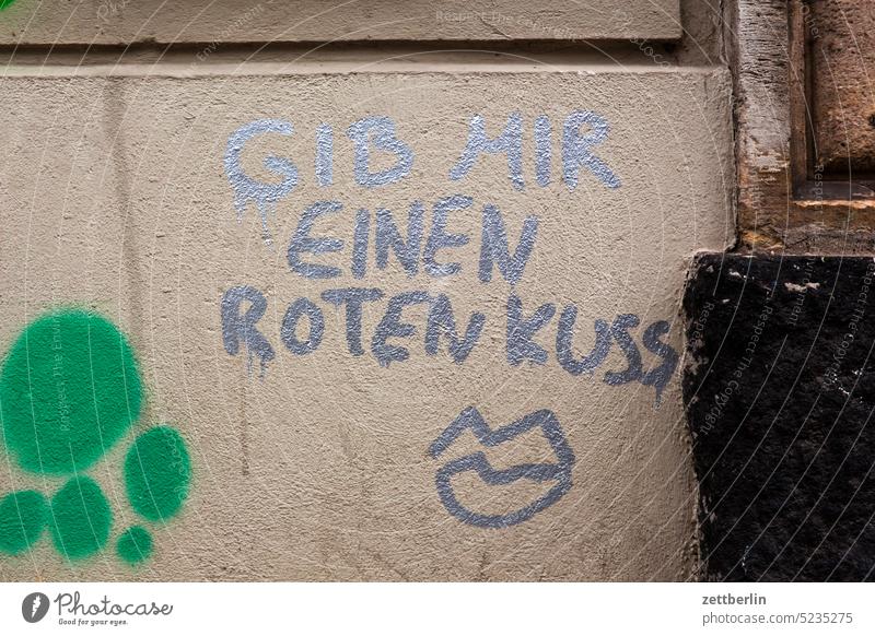 Gib mir einen roten Kuss aussage botschaft gesprayt grafitti grafitto message parole tagg taggen mauer nachricht politik sachbeschädigung schrift slogan sprayen
