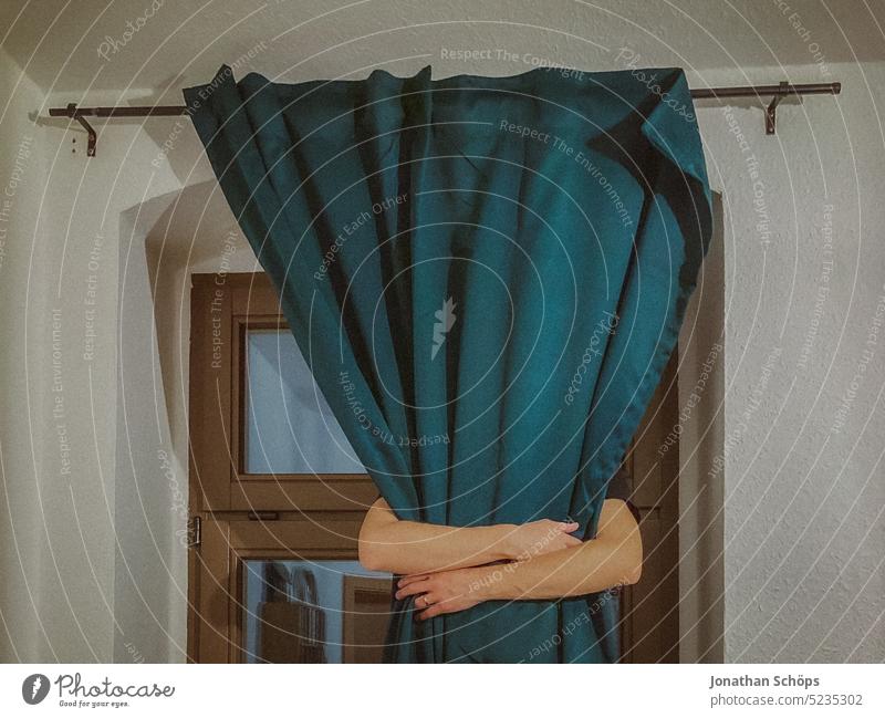 junger Mann umarmt Vorhang als Zeichen für Selbstliebe Umarmung Heilung Rückzug Einsamkeit Stille Erkenntnis Privatsphäre Gardinenleiste Sichtschutz zuhause