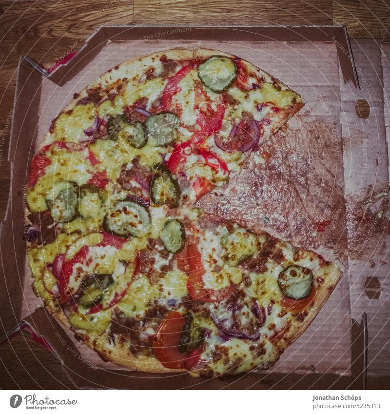 Pizza in einem Pizzakarton mit Käse, Tomaten und Gurken bestellt, dank des Lieferdienstes Lieferservice Pizza-Service rot Mahlzeit Kasten grün Lebensmittel