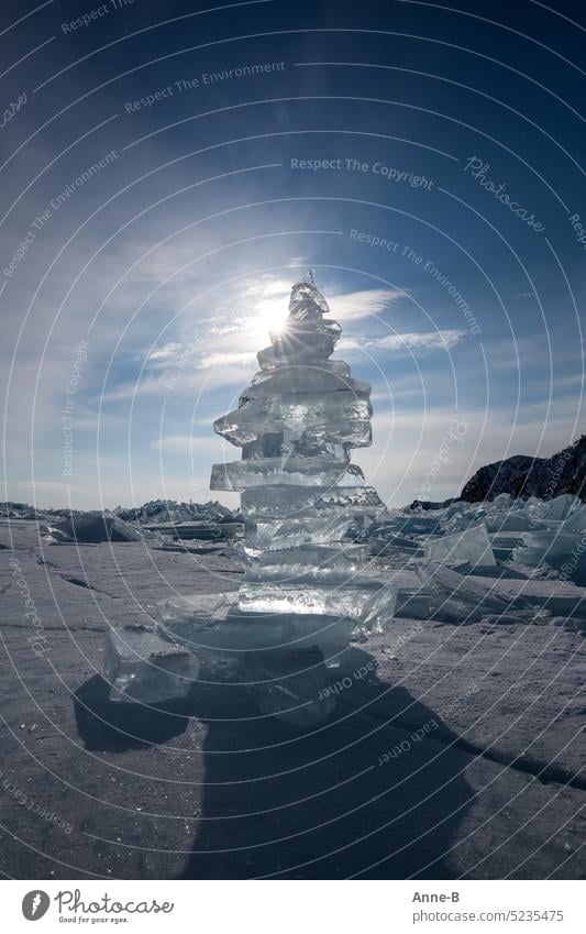 Eisschollen zu einem Turm gestapelt im Gegenlicht auf einer Eisfläche EISSCHOLLEN Stapel aufgetürmt eiskalt eisig Kälte See WINTER frostig blauweiß Frieren