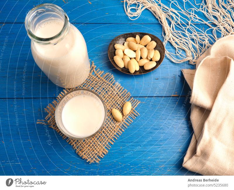 Ein Glas eines leckeren Bio-Mandeldrinks geschmackvoll Proteine Flasche Gesundheitswesen alternativ Mandelmilch Morgen Holz Getränk Vegetarier organisch Kalzium