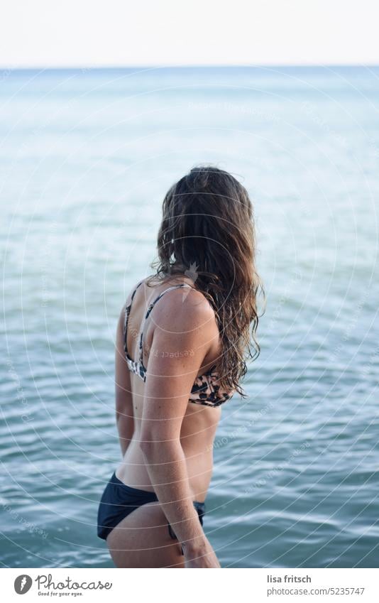 SOMMER - URLAUB - MEER Frau Bikini Meer brünett langhaarig nasses Haar baden ausschau halten Wasser Schwimmen & Baden Ferien & Urlaub & Reisen Erholung