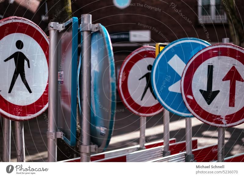 Verkehrsschilder Vorschriften regeln Verkehrsregeln Straße Straßenverkehr Schilder & Markierungen Verkehrszeichen Zeichen Warnschild Sicherheit Ordnung