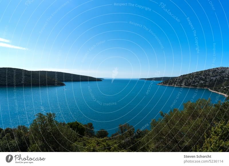 Blick von einer Klippe in eine Bucht mit blauem Wasser blaues Wasser Landschaft Meer Küste Natur Himmel Blaues Meer MEER Blauer Himmel Horizont