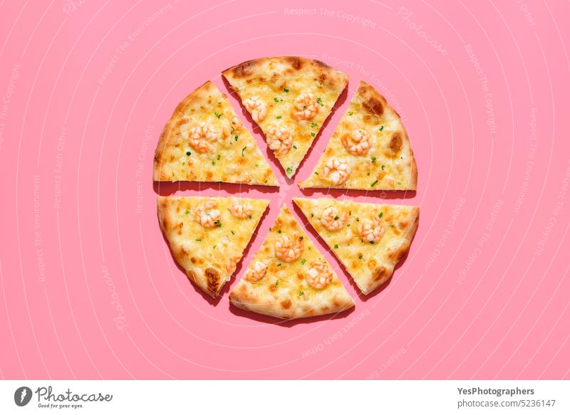 Pizzascheibe mit Krabben, Ansicht von oben auf einem rosa Hintergrund gebacken hell Käse Farbe Textfreiraum Kruste Küche lecker Design Diät Abendessen Speise