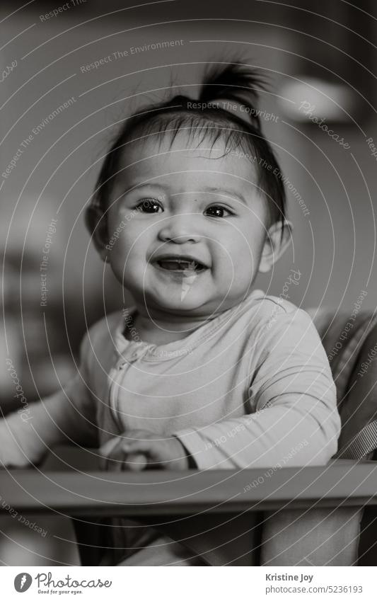 Baby lächelnd und glücklich Glück Lächeln glückliches Baby lächelndes Baby Kind Porträt kleines Mädchen süßes Baby bezaubernd bezauberndes Baby