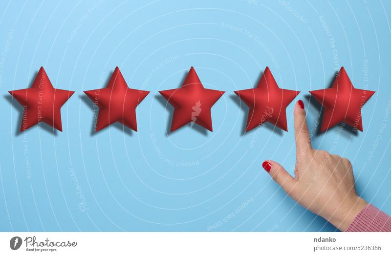 Fünf rote Sterne und eine Hand auf blauem Hintergrund. Bewertung der Qualität von Dienstleistungen und Waren, hohe Bewertung überblicken beste Ruf Ergebnis