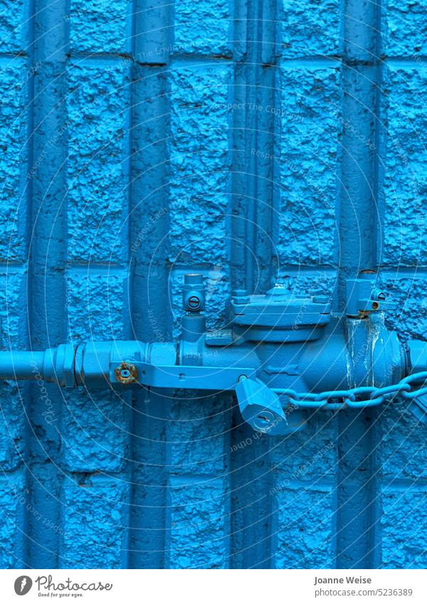 Blaue Wand mit Vorhängeschloss und Kette industriell Industrielandschaft blau blaue Wand Gebäude gesperrt Farbfoto Monochrom Fabrik Schloss