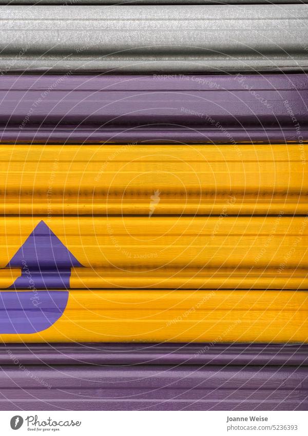 Violettes und gelbes Garagentor mit violettem Pfeil, der nach oben zeigt purpur bunt Farben Garageneinfahrt Muster Linien Außenaufnahme Wegbeschreibung