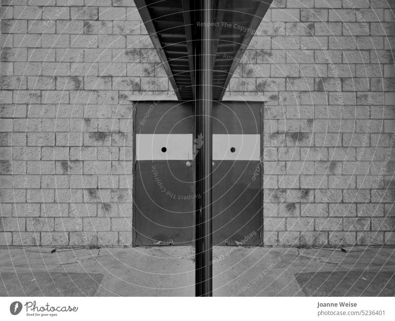 Wand und Tür mit Reflexion Reflexion & Spiegelung Betrachtungen schwarz auf weiß Schwarz-Weiß-Fotografie Gebäude Schwarzweißfoto Menschenleer Altbau