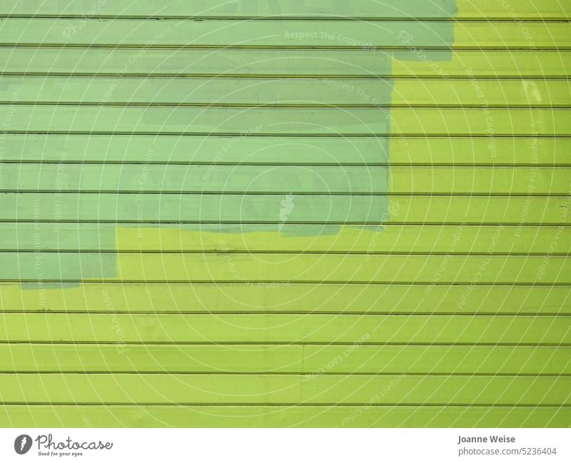 Grüne Wand mit Streifenmuster grün grüne Wand Linien streifen Muster Licht Farbe bunt leuchtende Farben Vor hellem Hintergrund gemalt Textur aufgemalt