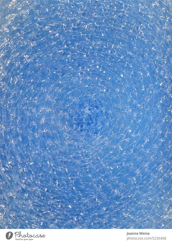 Blaue Luftpolsterfolie mit Wirbelmuster blau Verwirbelung gewirbelt Nahaufnahme Hintergrund Farbfoto abstrakt umhüllen Kunststoff Kunststoffverpackung Spirale