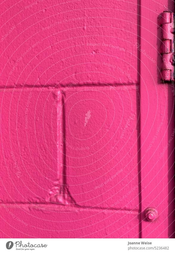 Leuchtend rosa Wand Hellrosa Scharnier Sperrriegel Wände Farbfoto farbenfroh Fassade Gebäude Außenaufnahme stark Muster Monochrom Linien