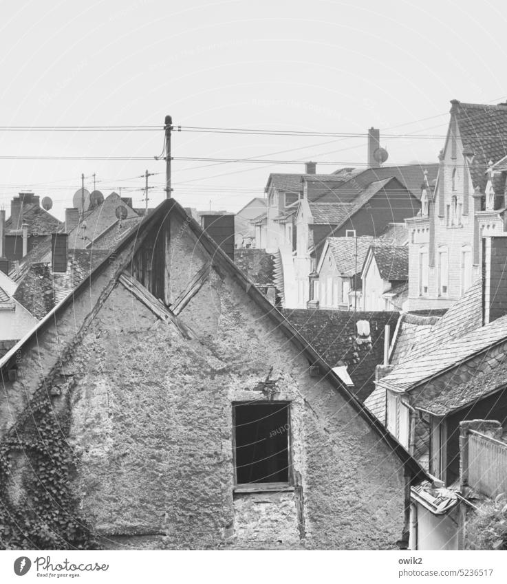 Verkabeltes Dorf Häuser Außenaufnahme verschachtelt mittelalterlich bevölkert Schwarzweißfoto Wände Dächer Giebel Antennen Kabel Stromkabel Fenster Gebäude