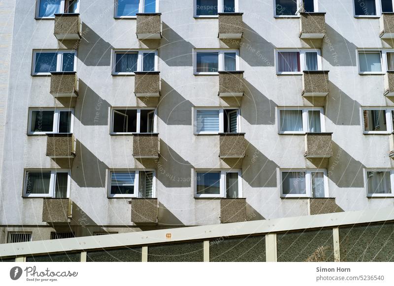 Wohnkomplex Wohnungssuche Plattenbau Sozialbau Reihe Nachbarschaft nebeneinander parallel Strukturen & Formen Fassade Balkon wohnen Wohnsituation Wohnhaus