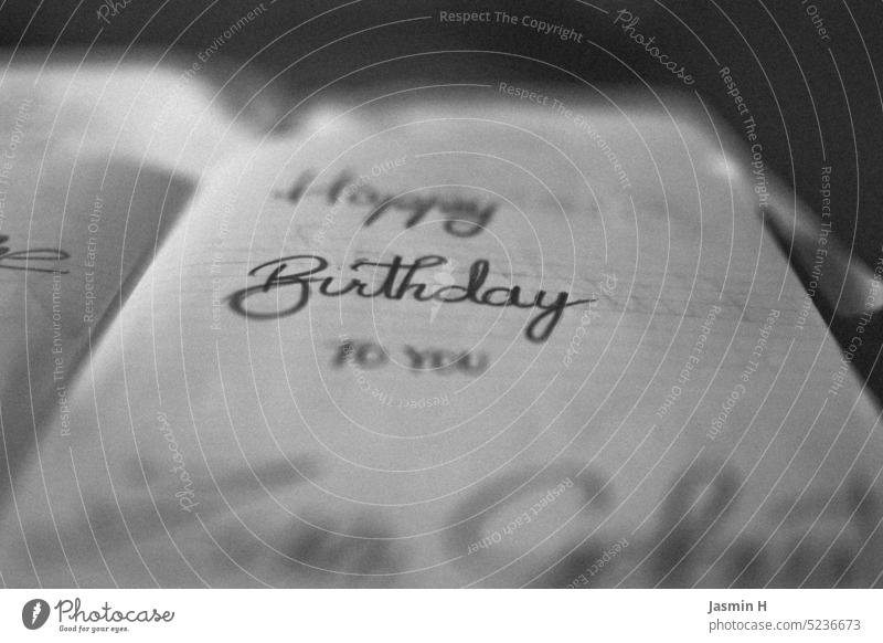 Happy Birthday to you Schriftzug Geburtstag Glückwünsche Schriftzeichen Menschenleer Geburtstagswunsch Perspektive Feste & Feiern Schwarzweißfoto grau