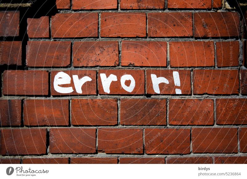 error ! Schrift auf einer Backsteinwand Fehler fehlermeldung fehlerhaft Störung Irrtum Wort englisch Schriftzeichen Graffiti Funktionsfehler Englisch Buchstaben