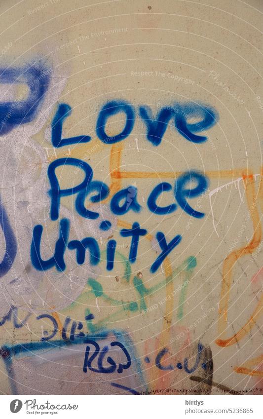 Liebe , Frieden, Einigkeit , Graffiti in bunten Farben Schriftzeichen mehrfarbig Werte gesellschaft politik Gesellschaft (Soziologie) Politik & Staat