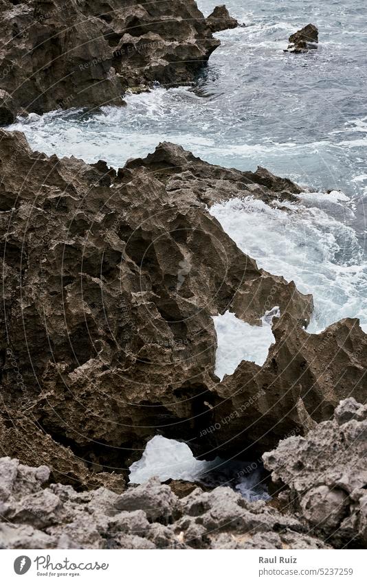 Wellen, die sich an den Felsen am Ufer des Strandes brechen Ehrfurcht Brechen schlagend horizontal groß keine Menschen Risiko rau Spray England Bewegung