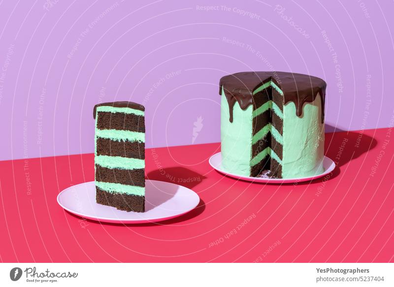 Schokoladenkuchen mit Buttercreme mit Minzgeschmack, minimalistisch auf einem roten Tisch Aroma Hintergrund Geburtstag schwarz hell Kuchen Feier Weihnachten