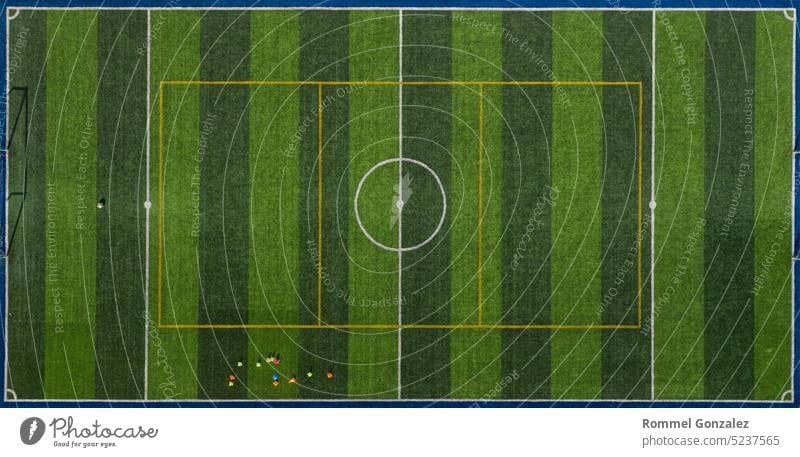 Fußballfeld von oben, aufgenommen von einer Drohne Foto Ansicht von oben Zeichnung Spiel Antenne Arena bunt Dröhnen Gras Athlet Konkurrenz Übung Boden Kurs