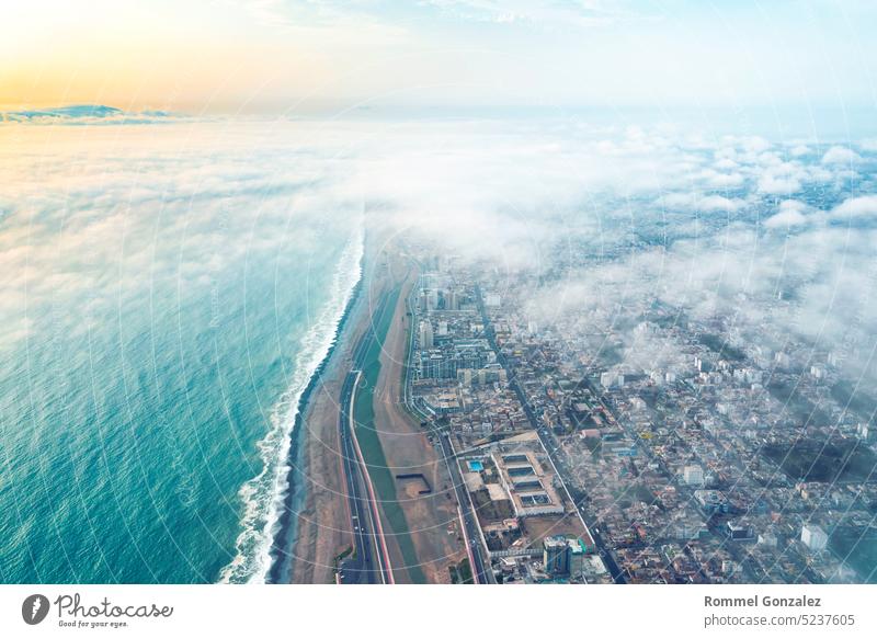 Luftaufnahme von Lima zwischen den Wolken, Blick über die Wolkengipfel fliegend und die Stadt enthüllend. Kapital Südamerika Barranco Revier Gebäude Ebene HDR