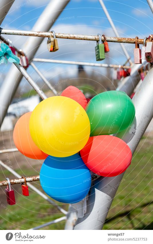 Bunte Luftballons hängen an einer stählernen Liebesschlösser-Konstruktion bunt bunt gemischt stählerne Konstruktion Stahlkonstruktion Stahlbogen Farbfoto