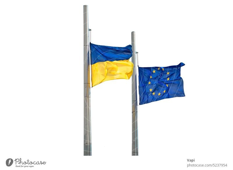 Flaggen der Ukraine und Europas Fahne vereinzelt weiß Mast Europäer EU Vereinigung Himmel blau Wind Land national Hintergrund Symbol winkend gelb Transparente