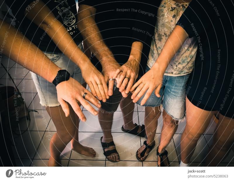 Ring am Finger - Symbol für Verbundenheit und Zusammenhalt Familie & Verwandtschaft Arme Hand Mensch Erwachsene Vertrauen Symbole & Metaphern Zusammensein