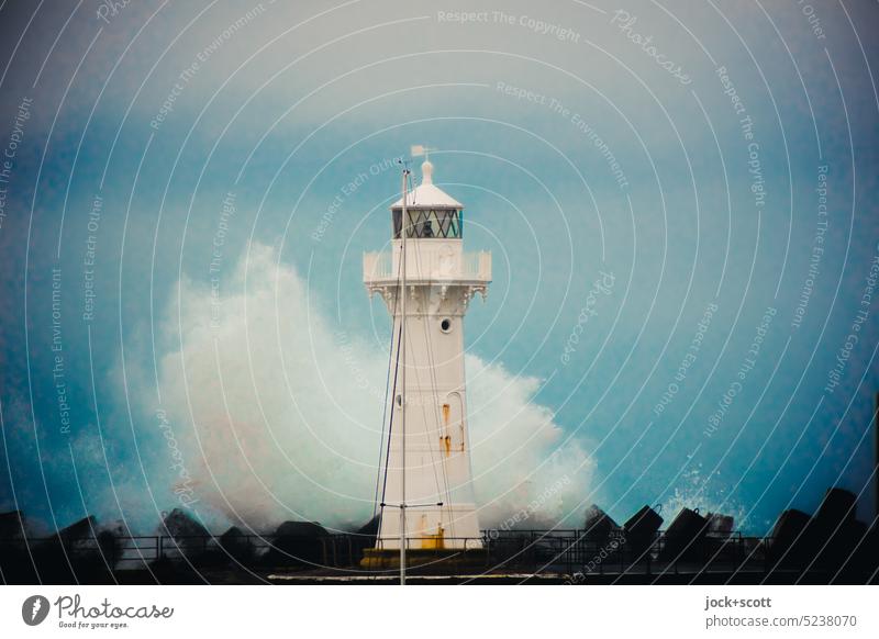 Leuchtturm als Wellenbrecher Küste Wellenbruch Morgendämmerung New South Wales Naturgewalt Australien Himmel Wind blau Tasmansee historisch Welterbe Hafen