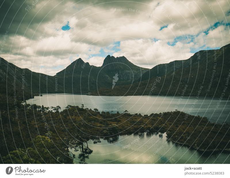 Panorama vom Cradle Mountain mit dem Dove Lake Berge u. Gebirge Landschaft Natur Wolken Gegenlicht Silhouette Schatten See Panorama (Aussicht) authentisch