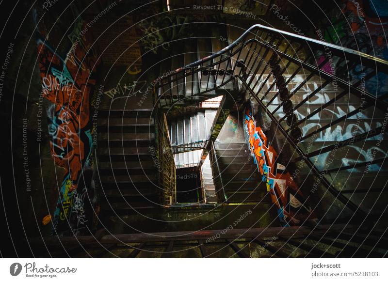 Es war einmal (schön) auch dieses alte Treppenhaus Tacheles Berlin-Mitte Architektur Straßenkunst Graffiti Subkultur Kreativität Vogelperspektive Besetztes Haus