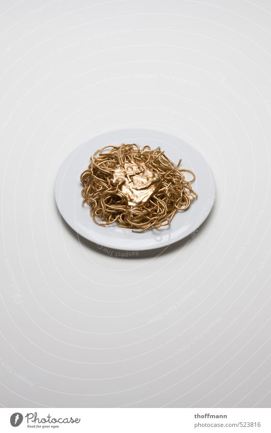 Golden Food Lebensmittel Spaghetti Gesunde Ernährung Speise Essen Foodfotografie Saucen Ketchup Tomatensauce gold Supermarkt Lebensmittelfarbe verschwenden