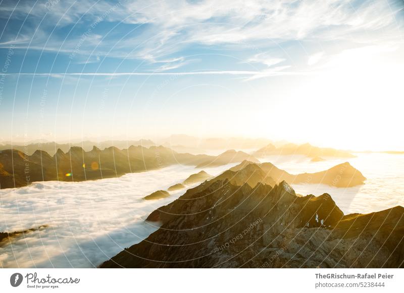 Aussicht vom Säntis ins Toggenburg bei Sonnenuntergang und Nebelmeer Felsen Schweiz appenzellerland Stein wandern touristisch Außenaufnahme Tourismus