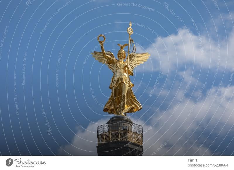 Siegessäule Berlin Tiergarten Engel Denkmal Himmel gold Wolken Farbfoto Goldelse Hauptstadt Deutschland viktoria großer stern Figur Wahrzeichen blattgold