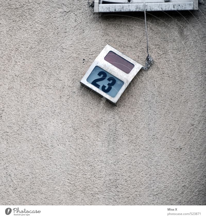 Schiefe Hütte Häusliches Leben Wohnung Haus Renovieren Lampe Mauer Wand Fassade Namensschild Zeichen Ziffern & Zahlen hängen alt Neigung kaputt 23 Hausnummer