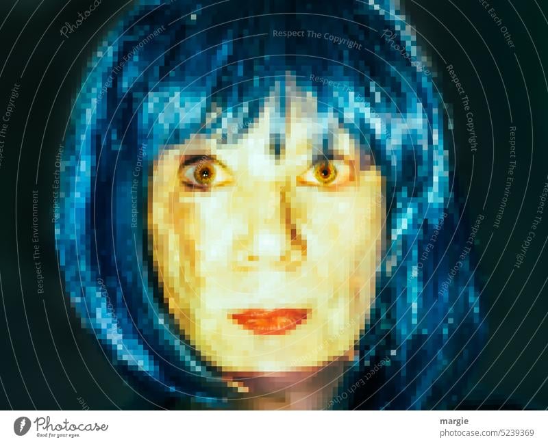 Verführerische, selbstsichere Frau mit blauen Haaren, verpixelt Gesicht Blick Mensch Porträt Auge Mund feminin Blick in die Kamera Erwachsene Haare & Frisuren