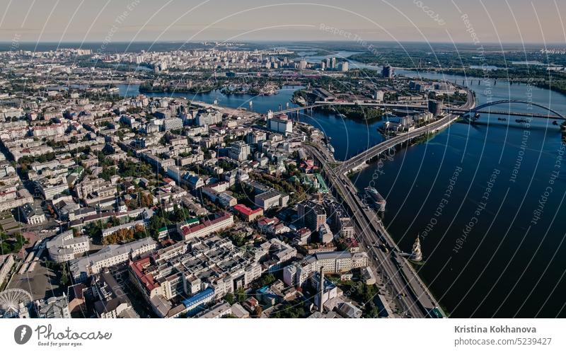 Kiew, Ukraine - September 2022: Luftaufnahme einer Drohne auf den Fluss Dnjepr bei Podil. Antenne Architektur Hintergrund beste blau Brücke Kapital Großstadt
