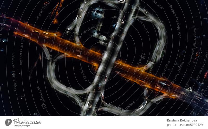 Aerial Drohne Draufsicht auf Kreisverkehr Spur, Verkehr auf Kreuzung der Nacht Stadt oben Antenne Luftaufnahme Architektur Unschärfe Brücke Gebäude Business PKW