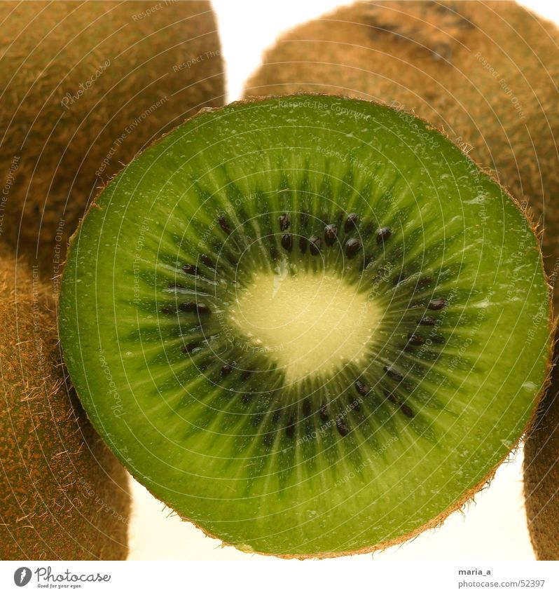 Kiwi Kerne schwarz grün saftig Gesundheit Vitamin C Leuchttisch Löffel Schalen & Schüsseln krei Frucht Wut lustig pelzig handgroß