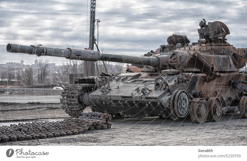 beschädigter Militärpanzer auf einer Straße in der Ukraine donezk Kherson Lugansk mariupol Russland Saporoschje aussetzen Verlassen Panzerung attackieren