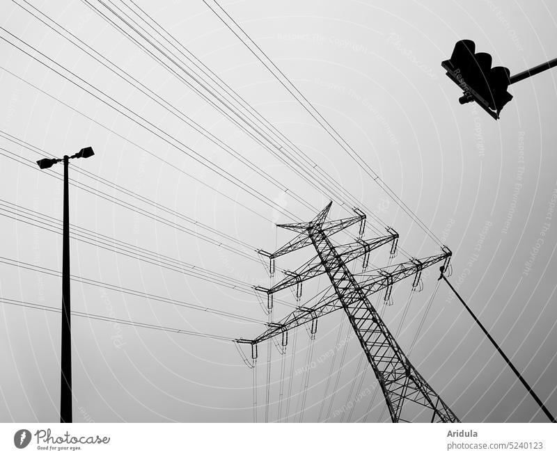 Strommast, Straßenbeleuchtung und Ampel Straßenlaterne Himmel Beleuchtung Stadt Elektrizität Urban Technik & Technologie Leitung Stromleitung