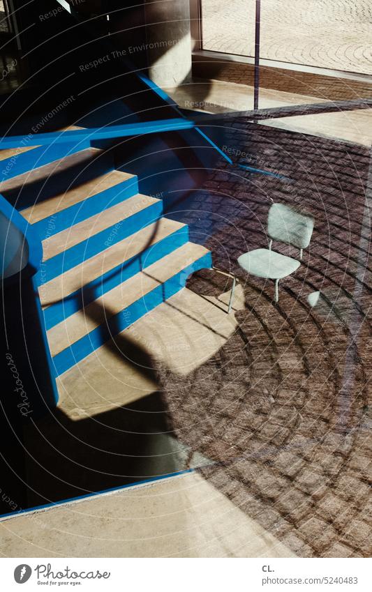 stuhl im souterrain Stuhl Treppe Spiegelung Stufen Treppenstufen Strukturen & Formen Architektur abstrakt Komplexität Fenster blau