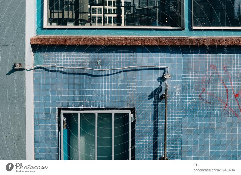 kabel an außenwand Kabel Stromkabel Wand Kacheln blau Gitter Fliesen u. Kacheln Strukturen & Formen Fenster Muster abstrakt