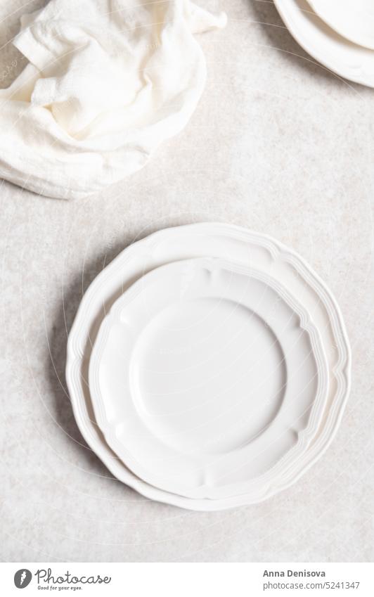 Trendige weiße Keramikteller leerer Teller Tisch Speise Stein kein Essen Konzept Tafelgeschirr Rippeln graue Textur trendy oben Sauberkeit Küche Top Einstellung