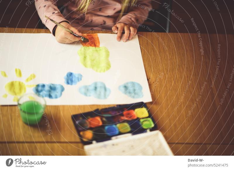 Kind malt mit Wasserfarbe malen Selbstbeschäftigung Kreativität Hände Pinsel Fantasie Kunst Wasserfarbkasten Künstler Natur Baum Umwelt