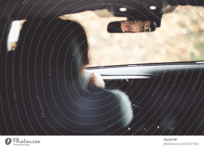 Panik beim Autofahren Mann Angst PKW Rückspiegel Spiegel Spiegelbild Erschrocken Unfall Geschwindigkeit ängstlich