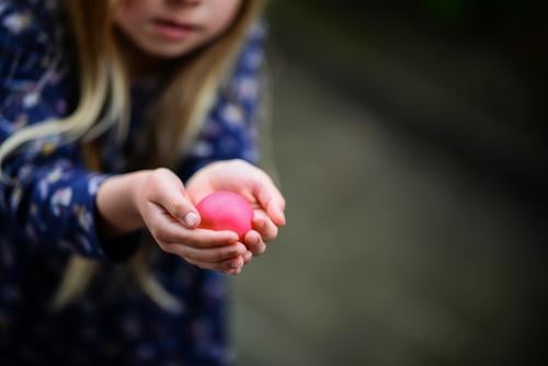 Mädchen mit Osterei in den Händen Ostern finden Osterfest halten gefunden Kind Kindheit Frühling Feste & Feiern Tradition Ei Ostereier