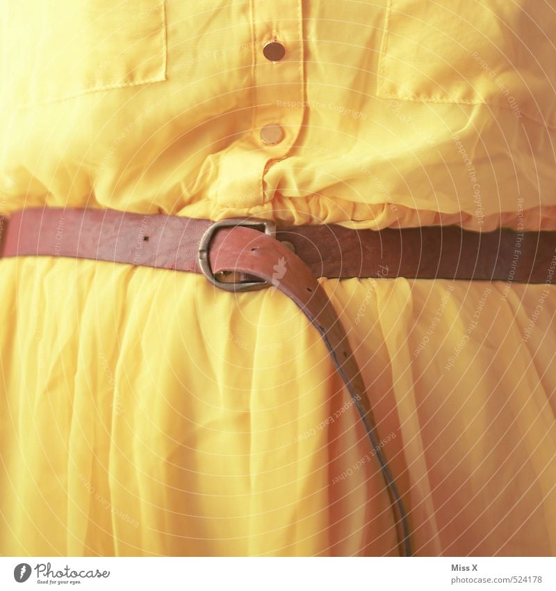 Gürtel Übergewicht feminin Bauch Mode Bekleidung Kleid gelb Völlerei gefräßig Hemmungslosigkeit sparen eng Schnalle Gürtelschnalle Knöpfe dick Blähungen