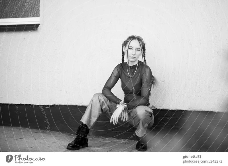 Schwarz-weiß-Porträt einer Teenagerin - Raver-Girl gestylt mit Zöpfen in coolem Techno Outfit Schwarzweißfoto Zentralperspektive Jugendliche 13-18 Jahre
